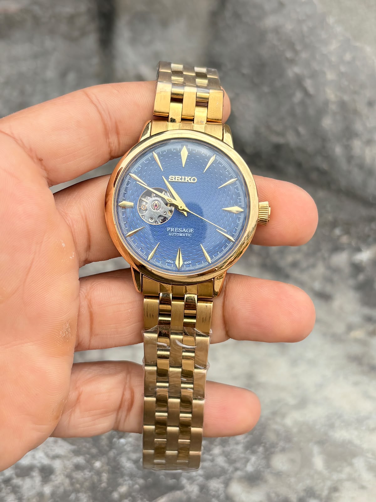 1e169371-5ed1-4f51-8587-624f4a4a6c6a seiko blue dial golden chain automatic - Image 1